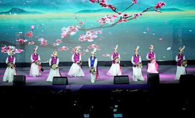 多國藝術(shù)團(tuán)隊(duì)共譜青春樂章，舞臺(tái)藝術(shù)造型點(diǎn)亮新都之夜——記“成都國際友城青年音樂會(huì)”